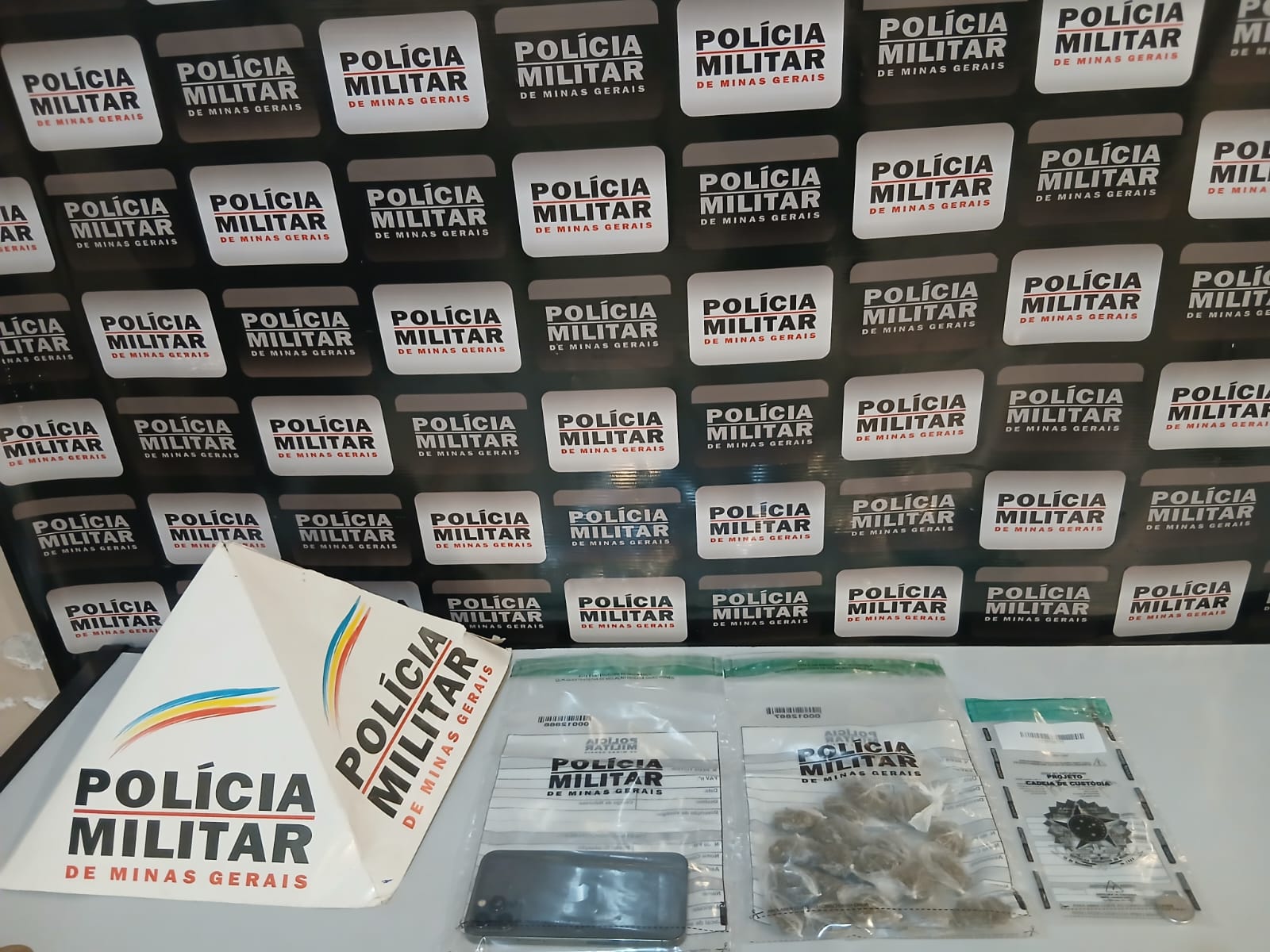 Homem é conduzido à Delegacia e dois adolescentes são apreendidos por suspeita de tráfico de drogas no Bairro da Glória em Santos Dumont